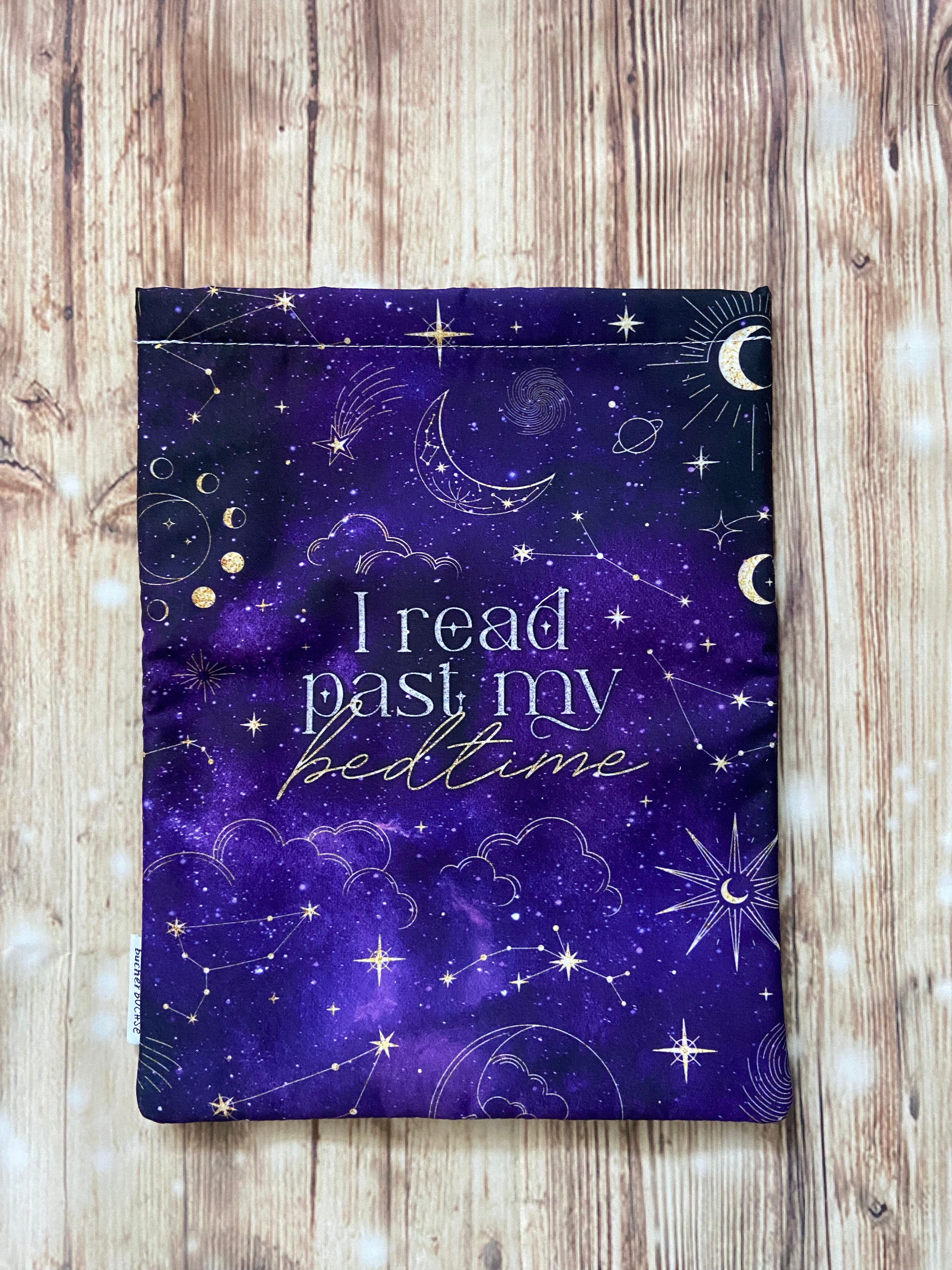 Buchhülle "I read past my bedtime" von @stellabookishart