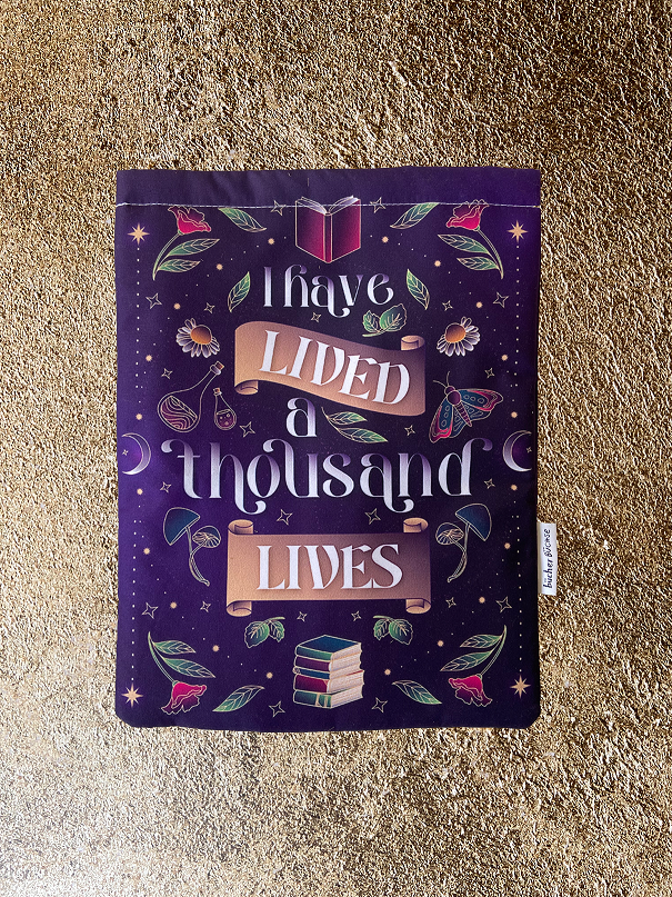Buchhülle "I have lived a thousand lives" von @blanca.design