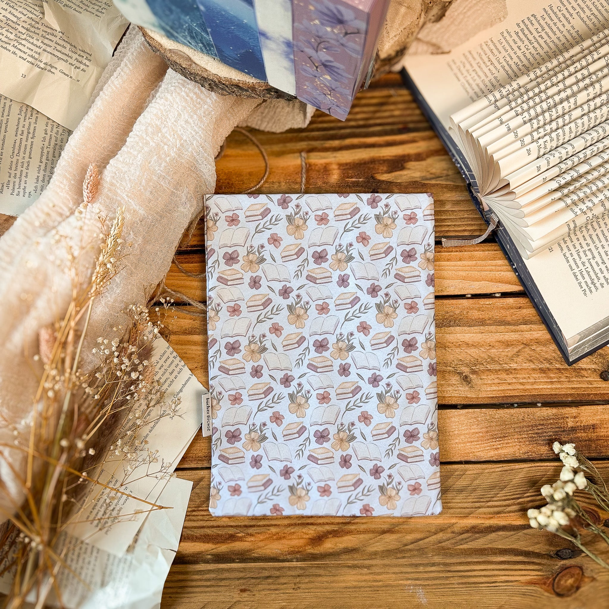 Buchhülle "Buchiges Muster" von @catarinabookdesigns