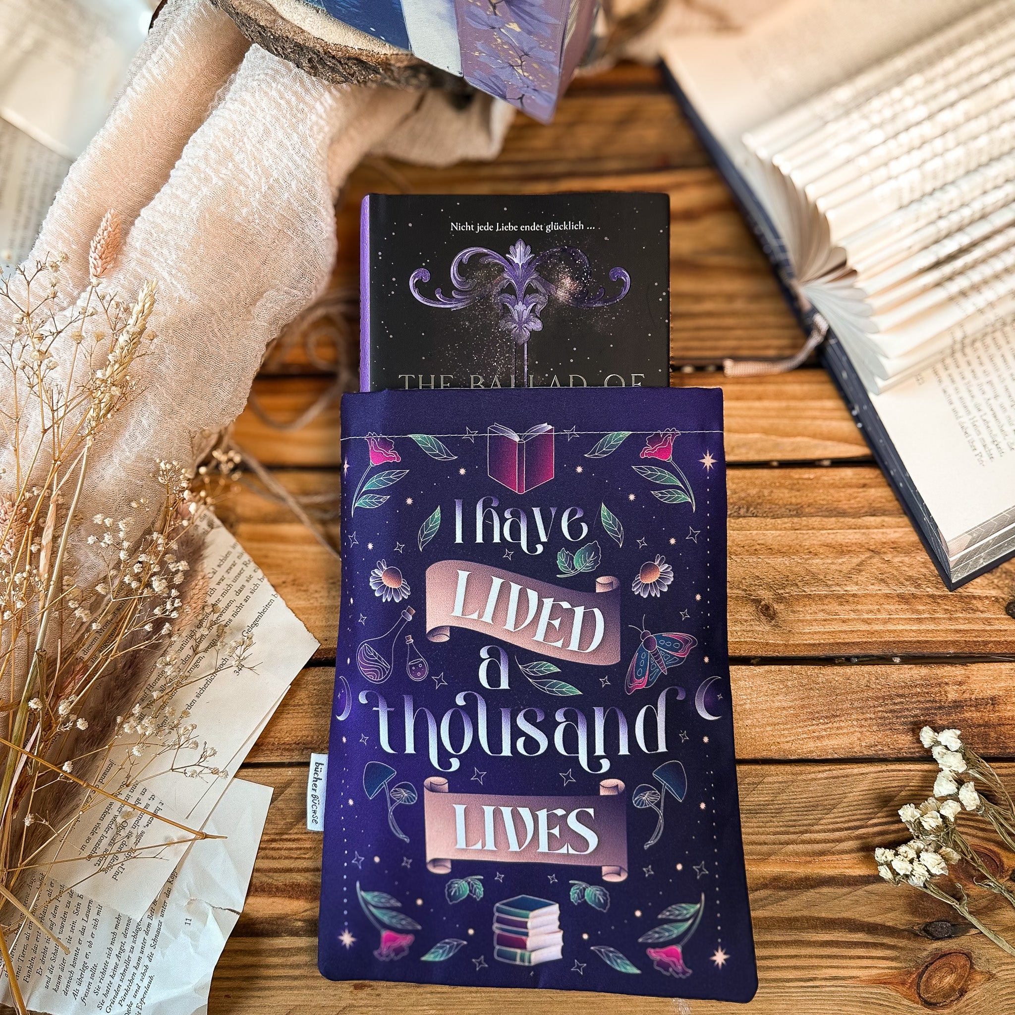 Buchhülle "I have lived a thousand lives" von @blanca.design