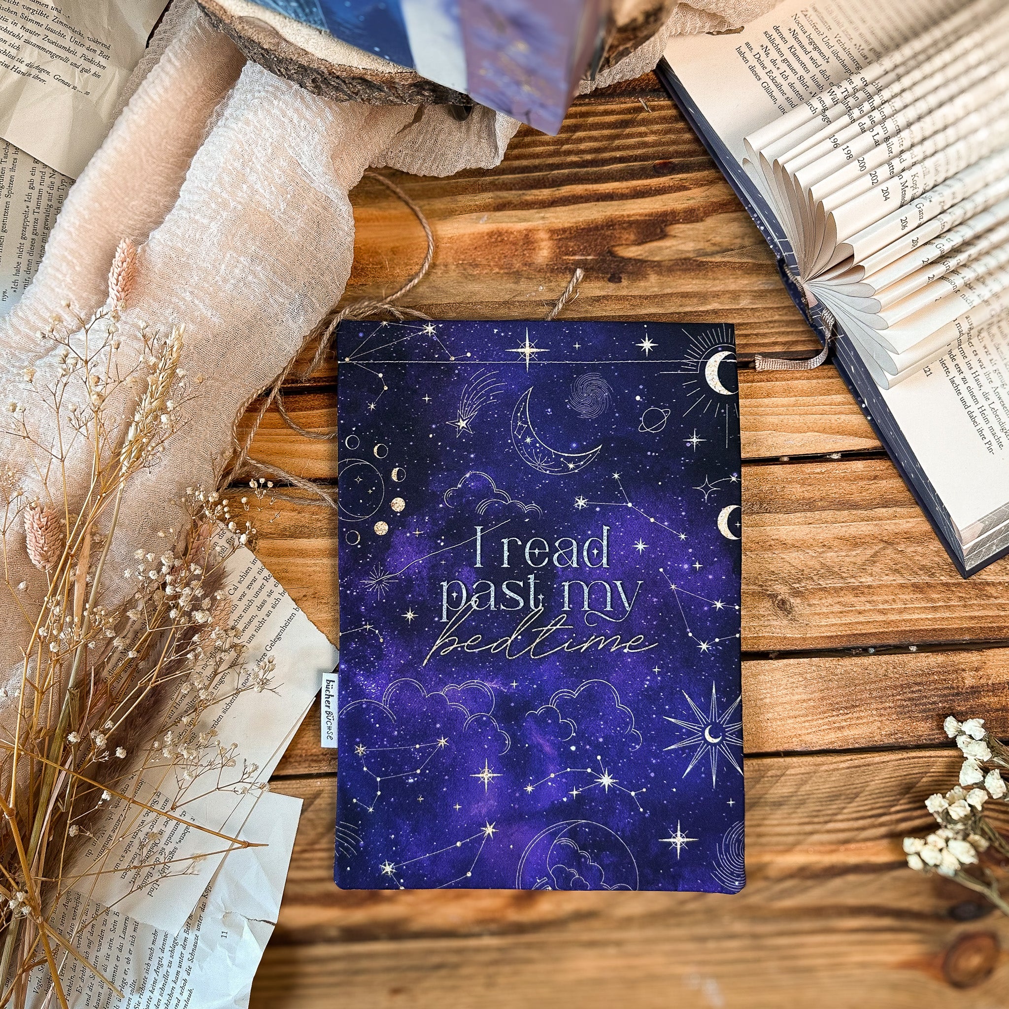 Buchhülle "I read past my bedtime" von @stellabookishart