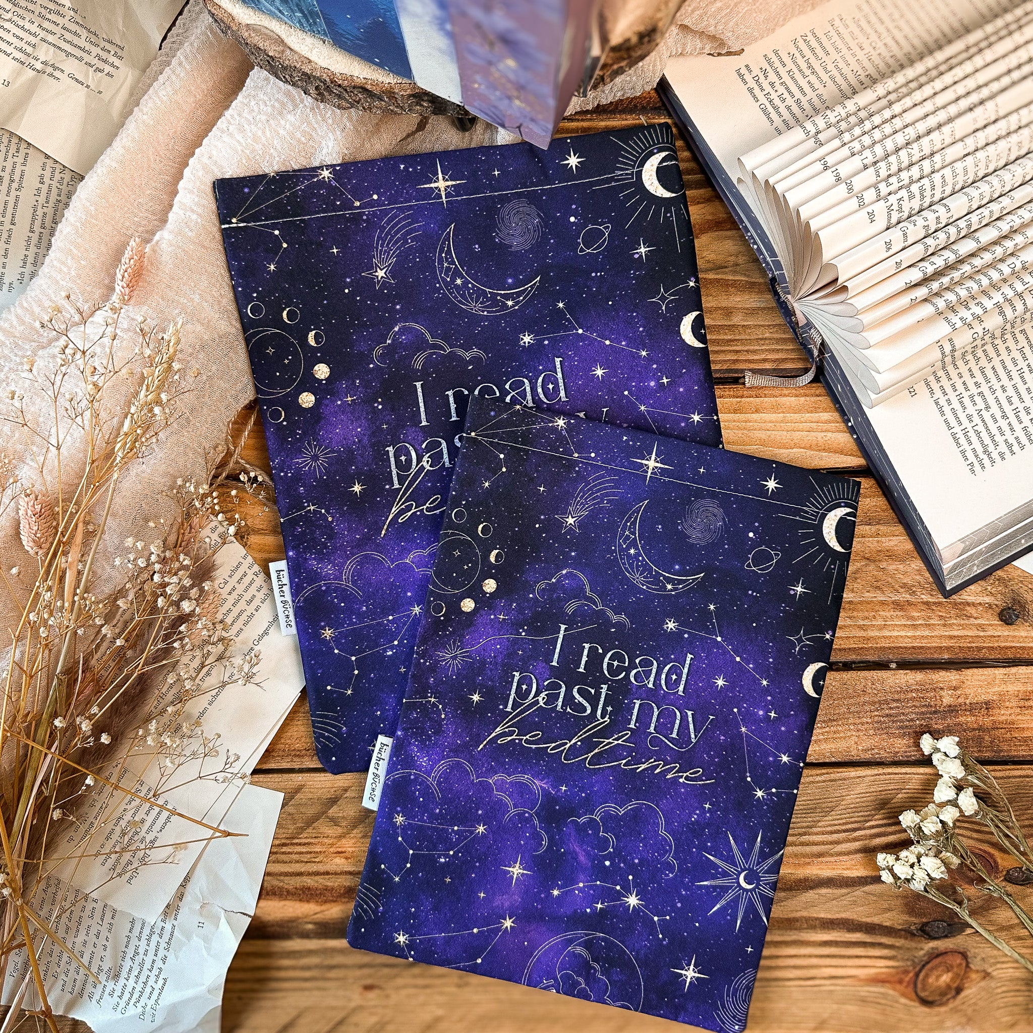 Buchhülle "I read past my bedtime" von @stellabookishart