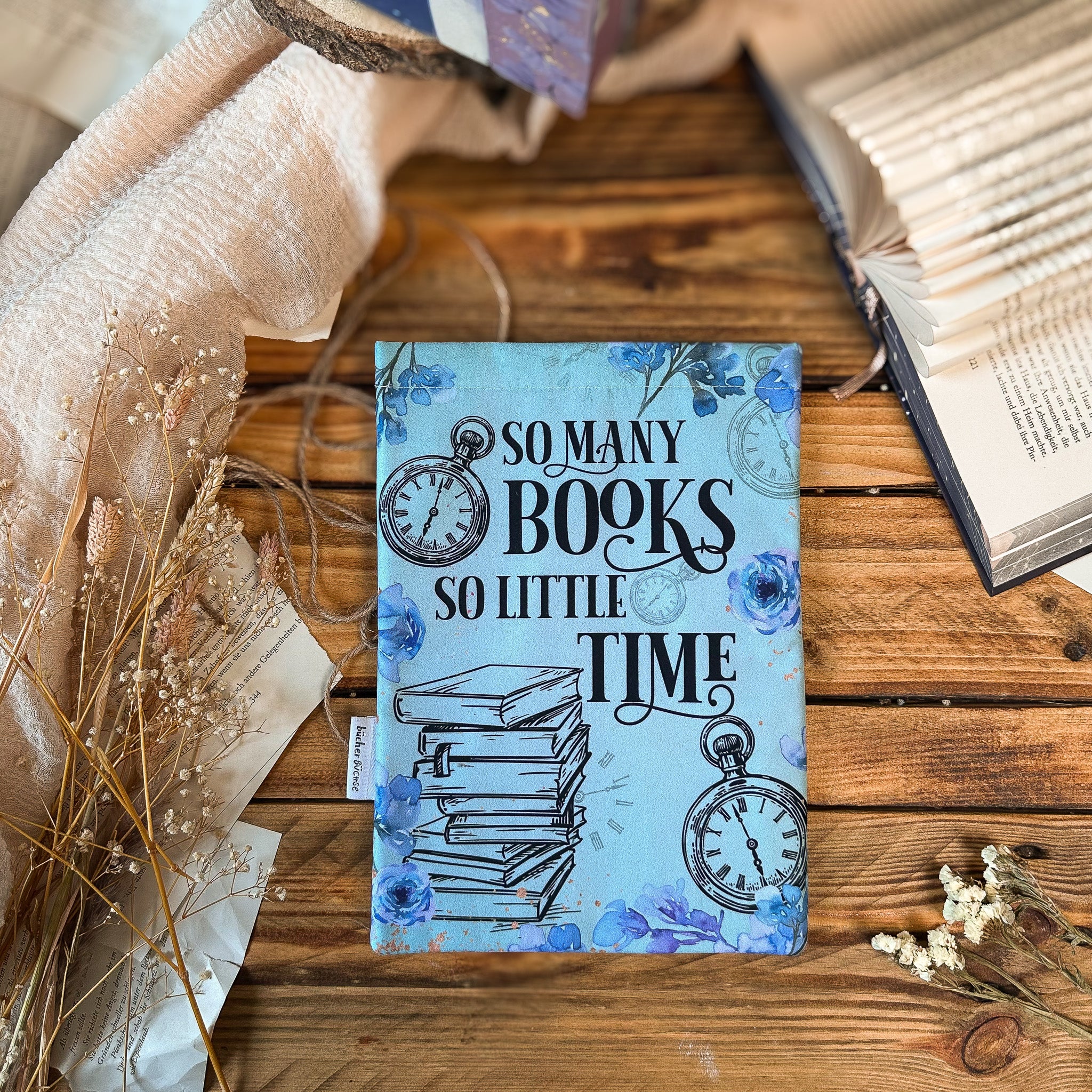 Buchhülle "So many books, so little time" von @kimcarlika