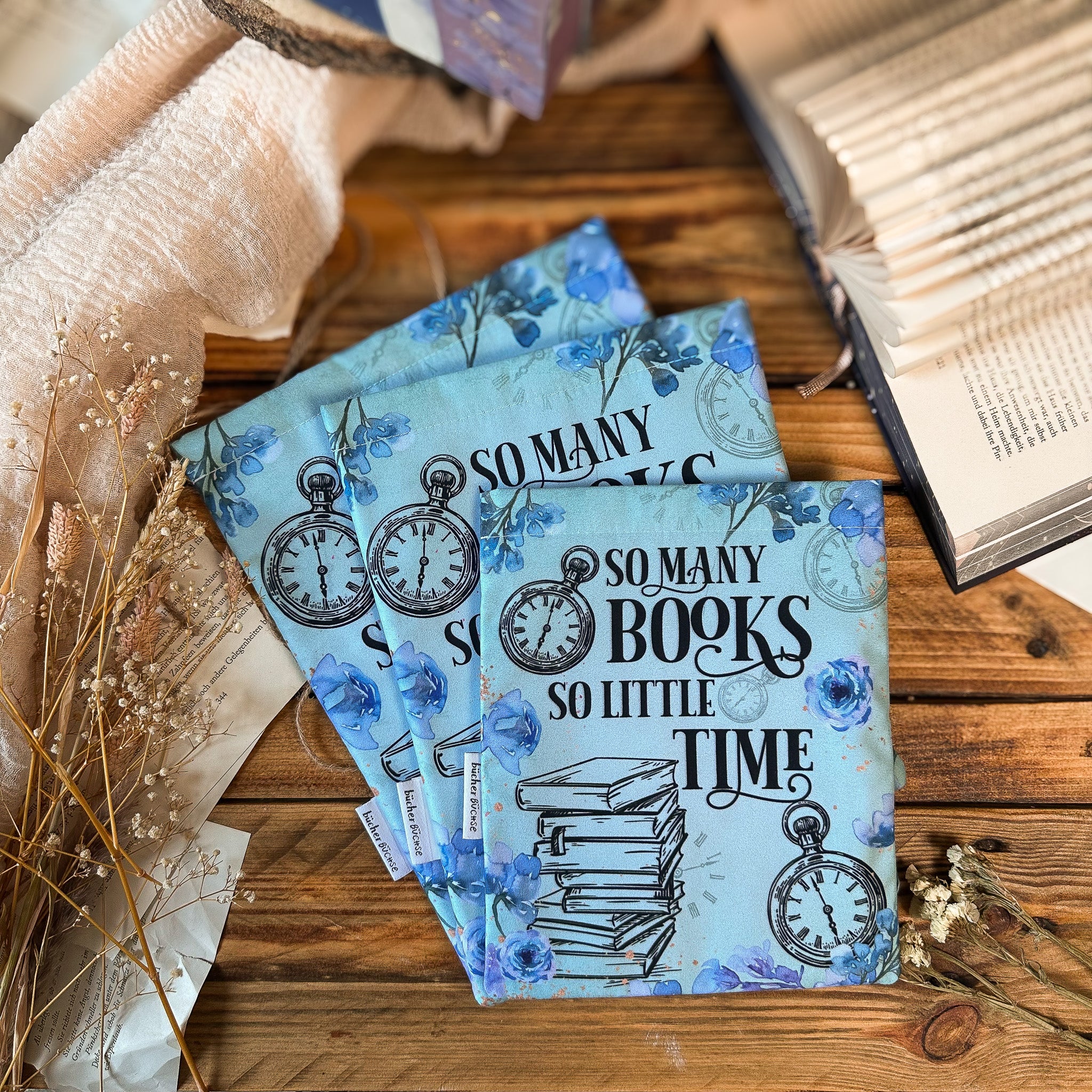 Buchhülle "So many books, so little time" von @kimcarlika