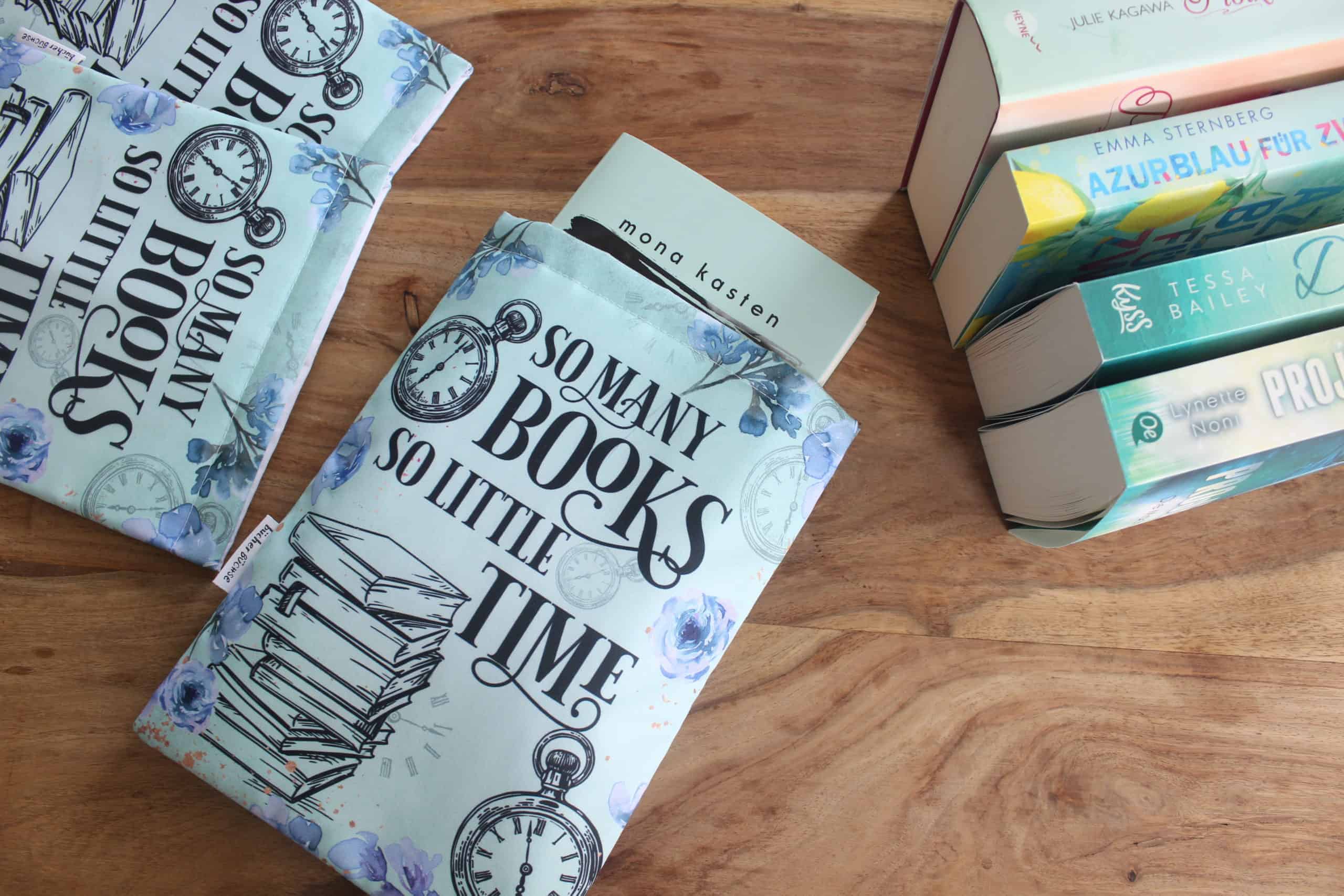Buchhülle "So many books, so little time" von @kimcarlika
